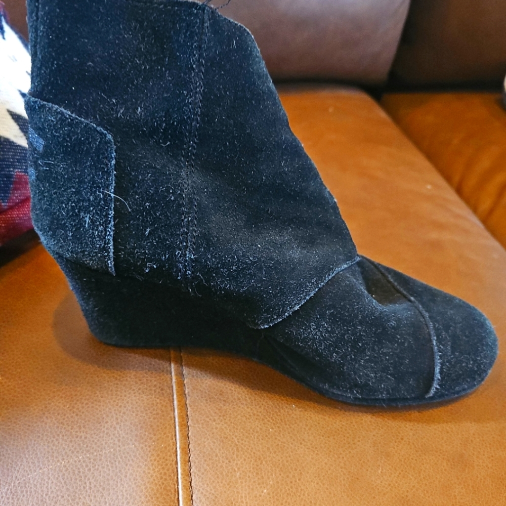 Tom's wedge booties